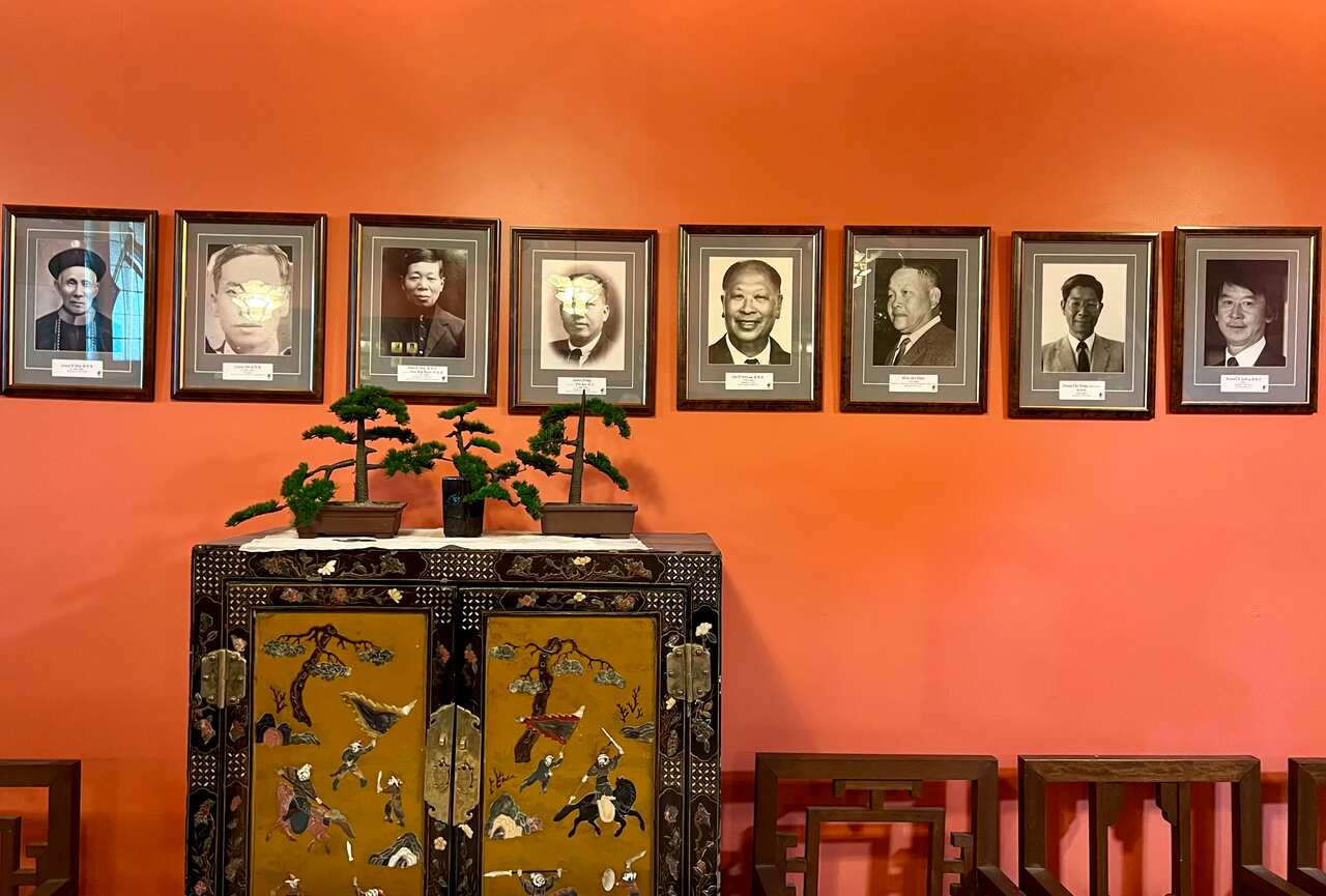 大金山中华公会（ Bendigo Chinese Association）墙上的历任会长照片.jpg