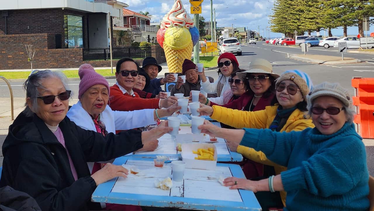 Bữa tiệc ngoài trời.jpg