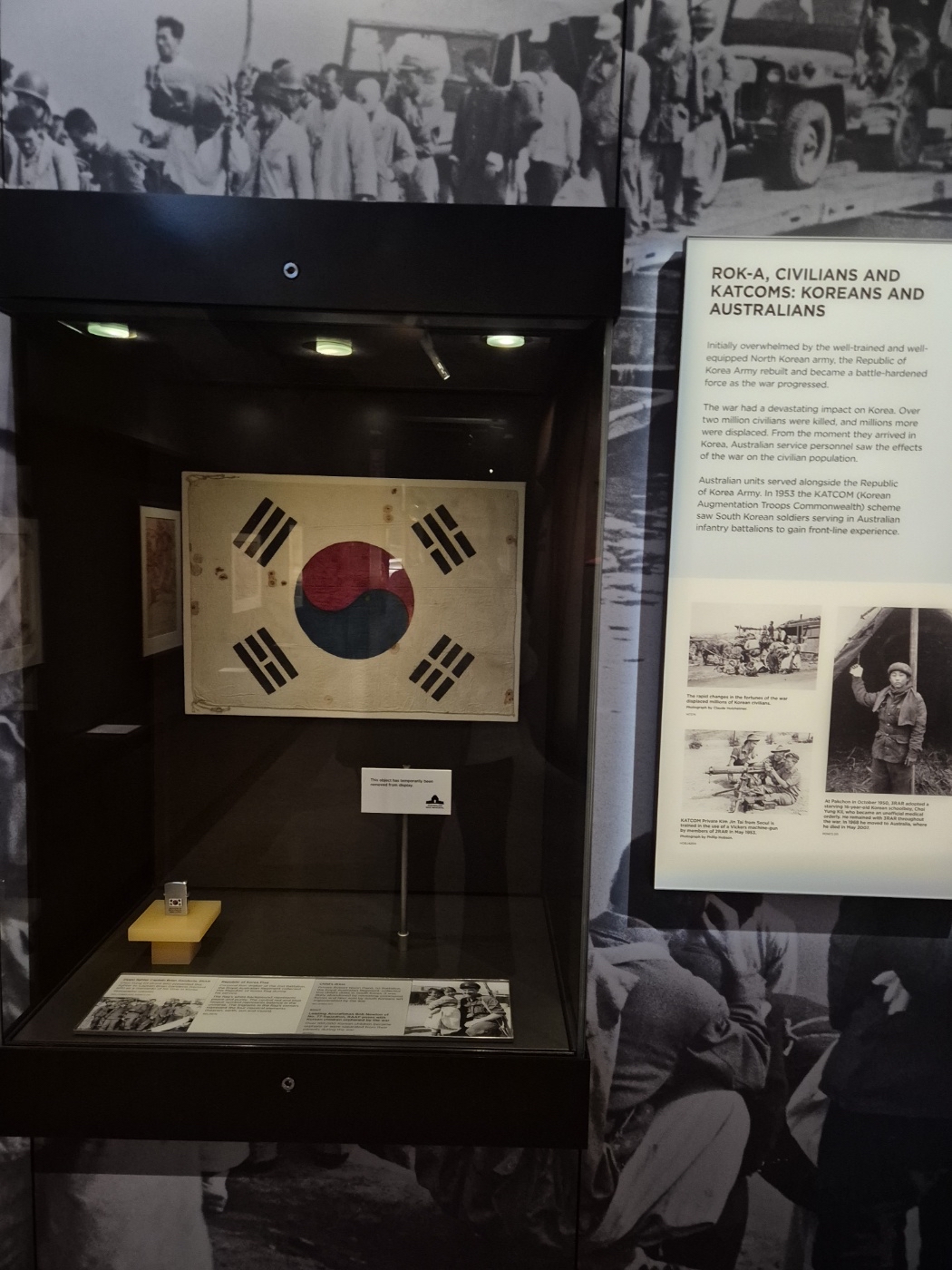 호주 전쟁기념관에서 한국 전통 의상으로 잘못 소개됐던 전시물이 철거된 모습
