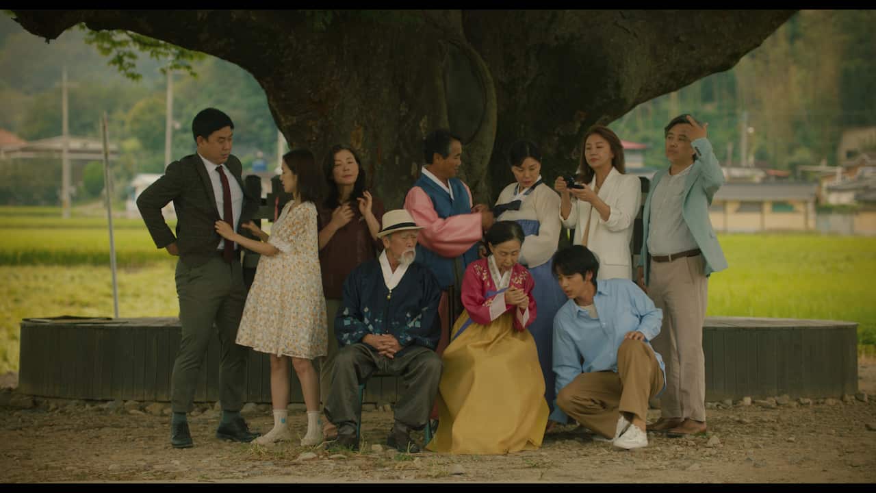 71회 시드니 영화제 공식 초정작 독립 장편 <장손>의 촬영 현장. 장손 성진역의 강승호 배우(왼쪽), 오정민 감독(오른쪽)_main still.jpg