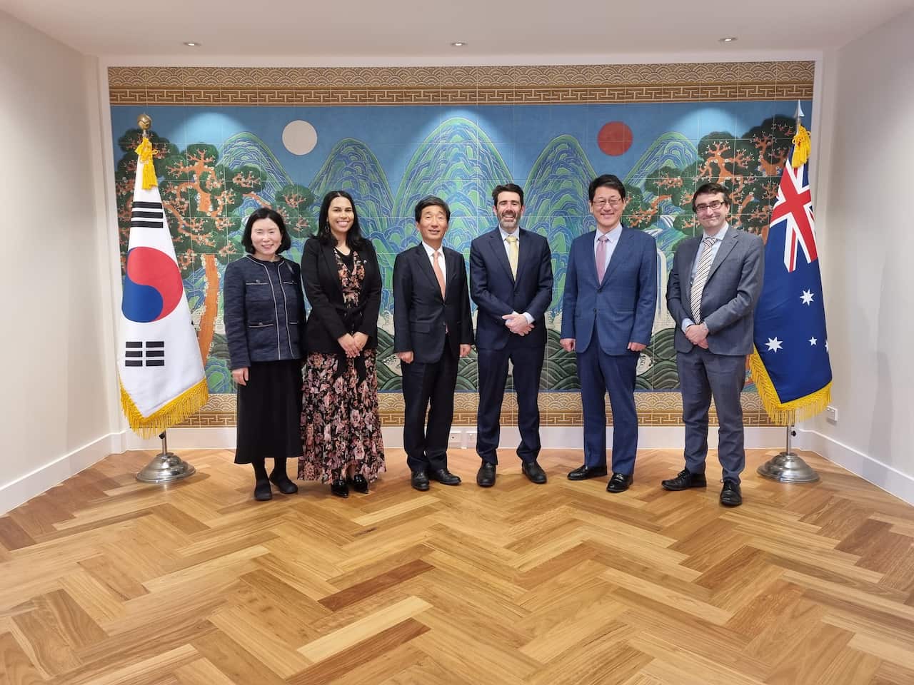 왼쪽에서 두번 째 아피야, 중앙에는 김완중 대사.jpg