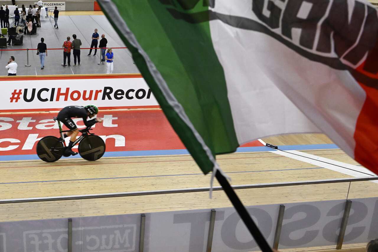 Ganna durante la performance che l'ha portato ad ottenere il record dell'ora.