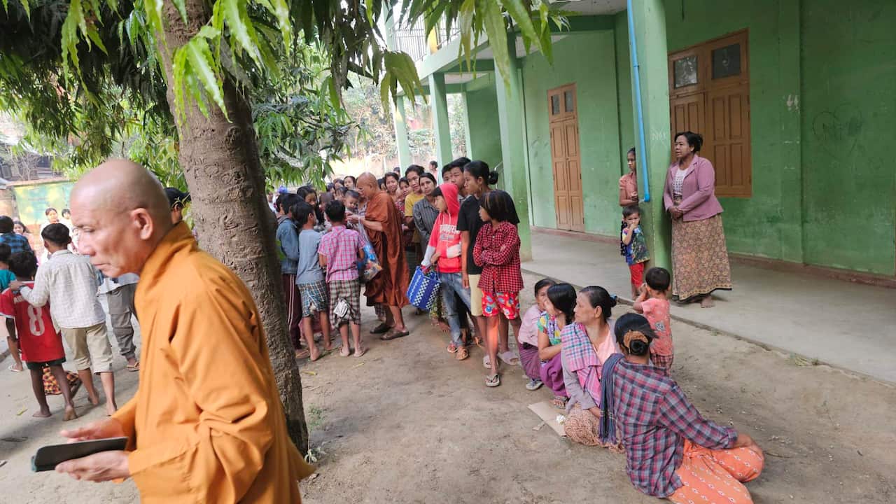 Phân phát hàng cứu trợ.JPEG