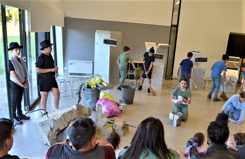 Την κουκλοθεατρική παράσταση «Ντενεκεδούπολη» ανεβάζουν για το τέλος της σχολικής χρονιάς τα Σχολείων Ελληνικών της Ελληνικής Κοινότητας Μελβούρνης και Βικτωρίας 