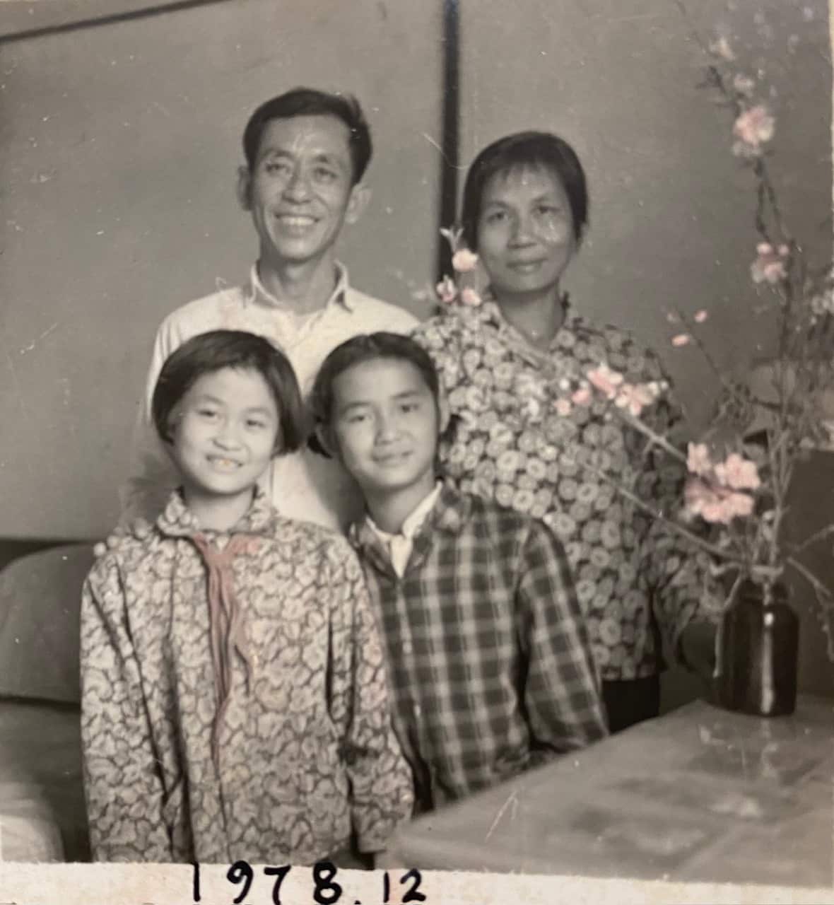 照片43：1978年 - 右派將平反的消息傳來，全家人春風滿面.jpg