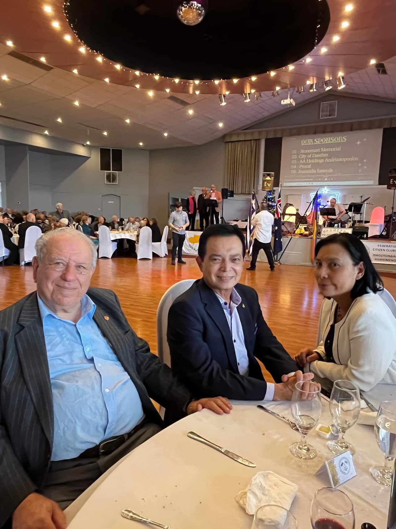 Ο Μιχάλης Φραγκιαδάκη (αριστερά), υπεύθυνος Δημοσίων Σχέσεων της Κοινότητας των Φιλιππινέζων της Μελβούρνης 