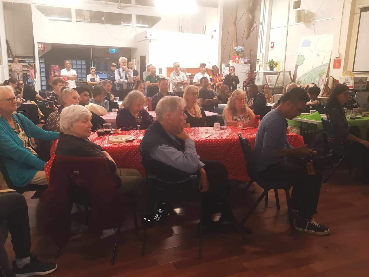 Komunidade Timor-oan balun ho sira nia rede suporta no individual balun ne'ebe durante ne'e sai hanesan belun ba Timor-oan sira iha Australia.jpg