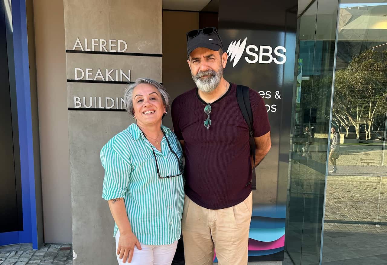 Huseyin Turan Melbourne SBS binası önünde .jpg