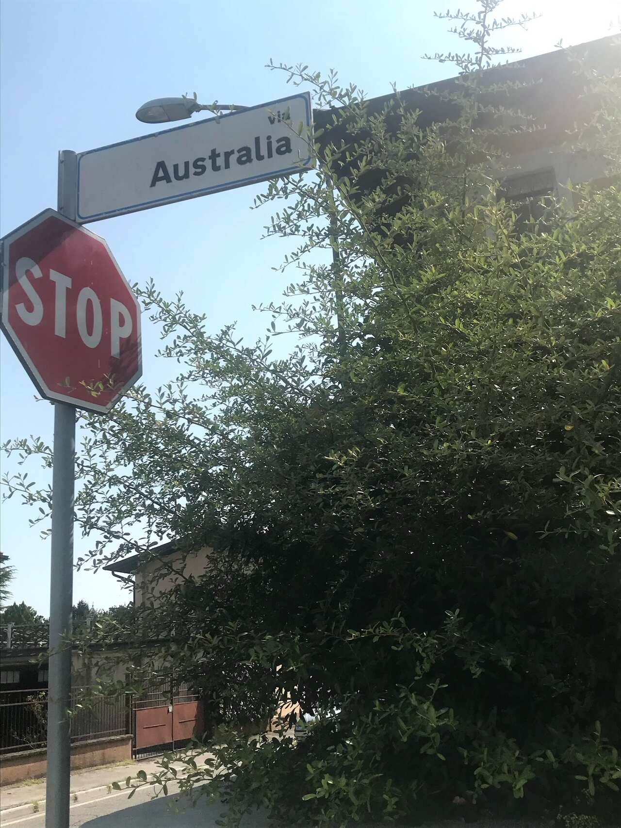 Una metafora in un cartello stradale vicino alla casa in Italia di Mirko Giacomini.