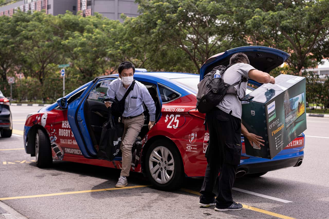 A man exiting a taxi.