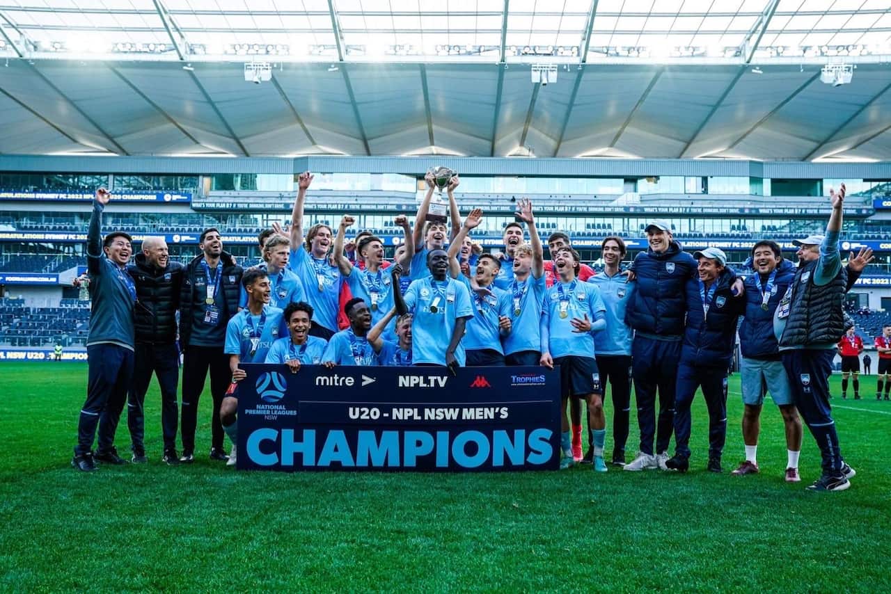 Japanese coach Mizuki Ito (the second from right)