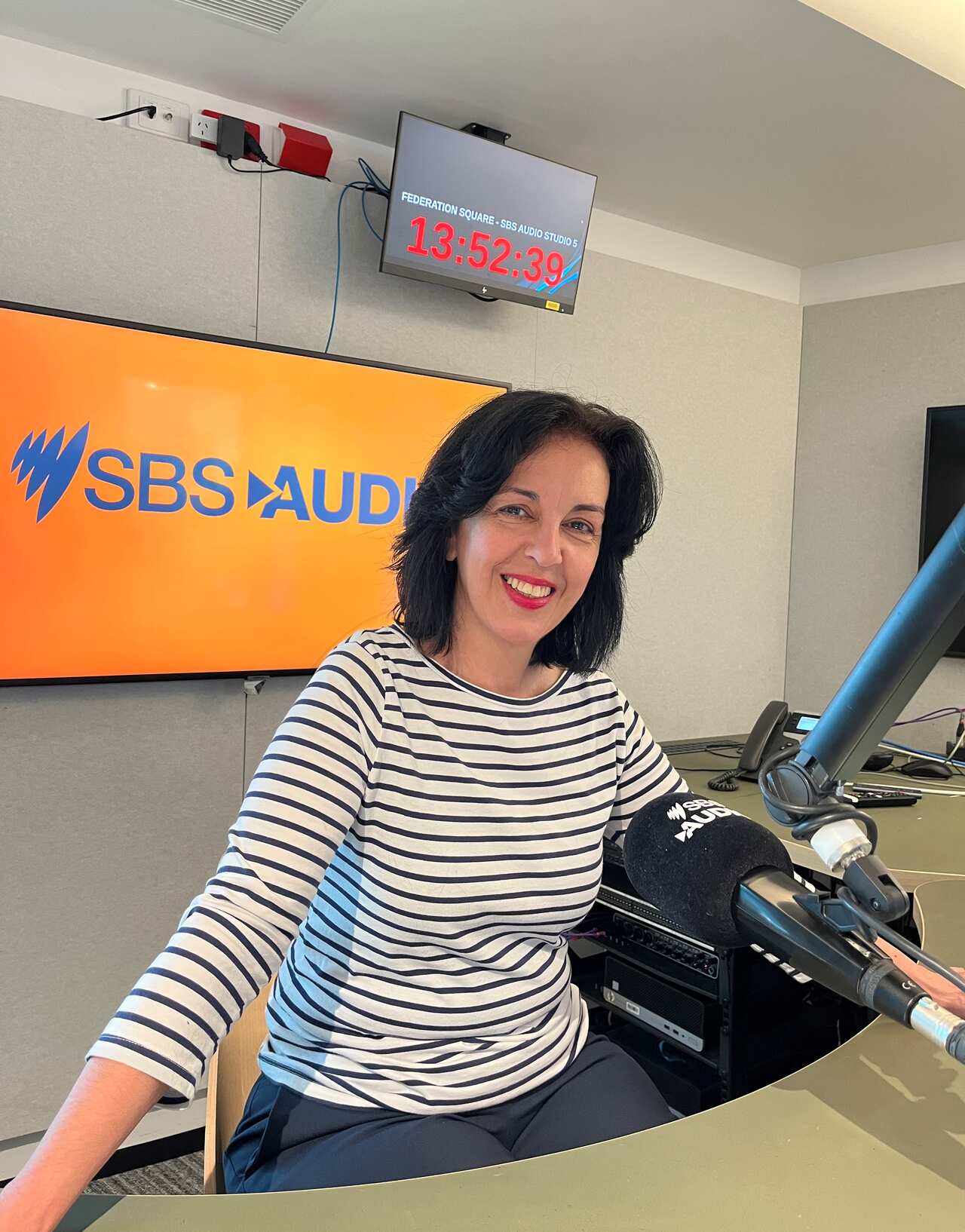 Η εκπαιδευτικός Σύρμω Καπούτση στους ραδιοθαλάμους του SBS στην Μελβούρνη 