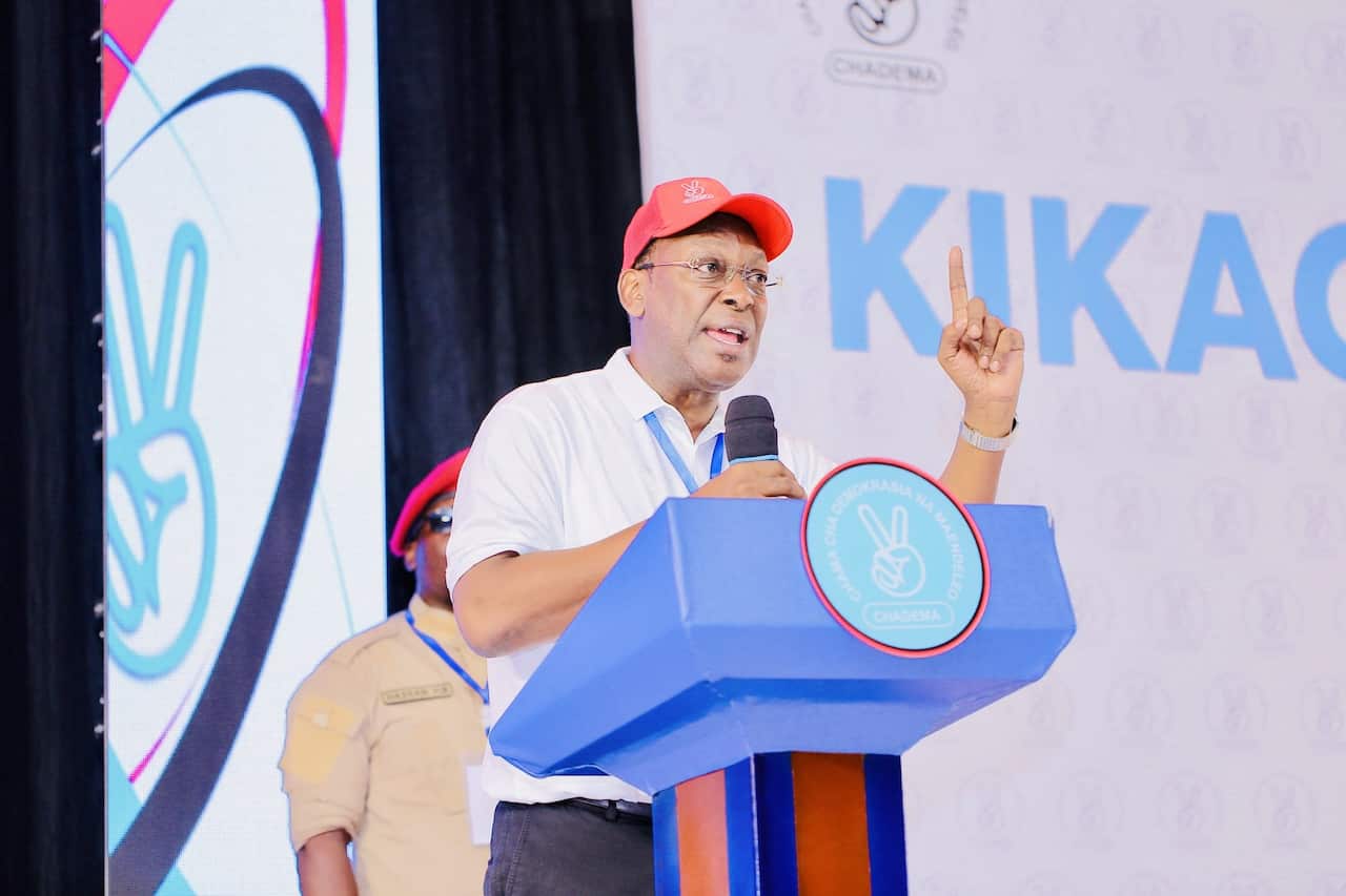 Bw Freeman Mbowe akihotubia wanachama kabla ya uchaguzi wa kiongozi.jpg