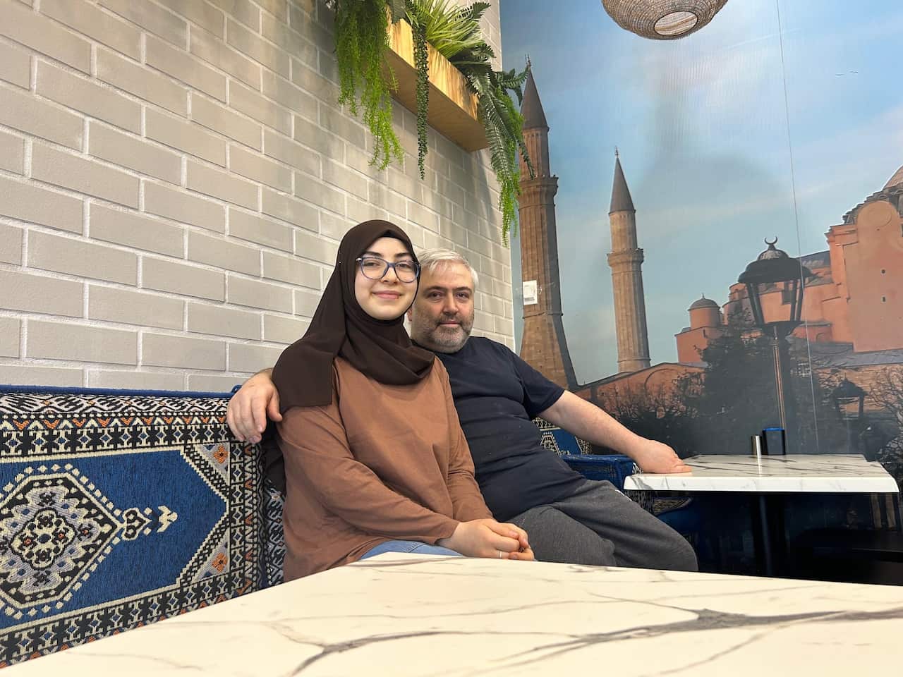 Melbourne Simit Palace owner Recep Altindal ve kızı Zehra Altindal.jpg