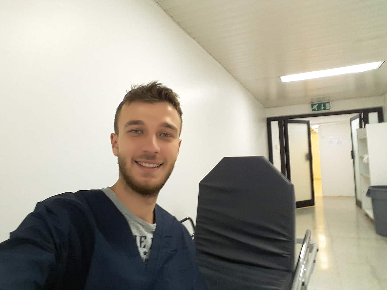 الطبيب إلياس جوزيف في أحد  المستشفيات السورية .jpg