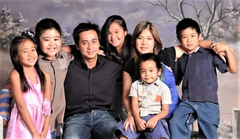 Cecil Stewart (2nd from right) with husband Edgar (3rd from left) with their young children.jpg