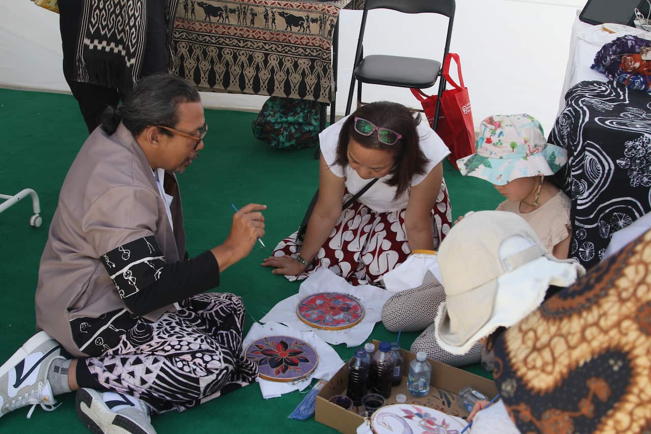 Budi Dwi Hariyanto menunjukkan cara menggambar motif batik