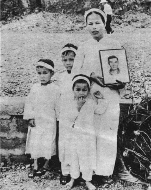 Gia đình người nhà của cô Nguyễn Phước Thanh Huế với bức ảnh của người n bị Việt Cộng sát hại trong Mậu Thân Huế 1968.