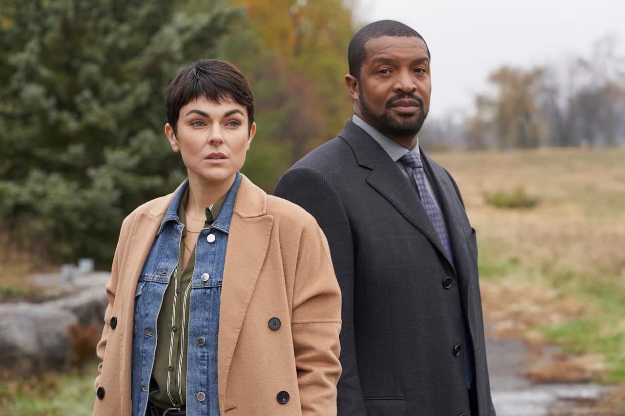 Dr. Jenny Cooper (Serinda Swan) and Detective Donovan McAvoy (Roger Cross).