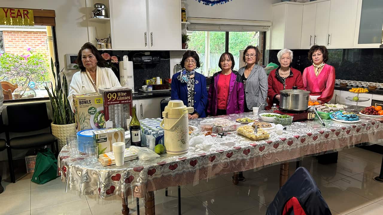 Các chị trong CVA, chị Nguyễn Thị Huyến với mái tóc bạc.jpg