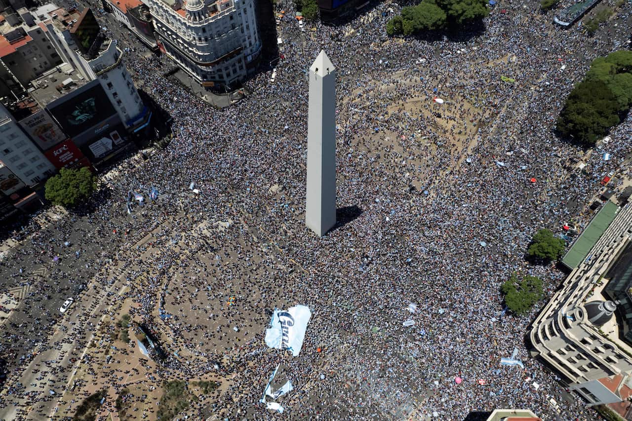 An aerial view of the crow gathered near the Obelisk in Buenos Aires.