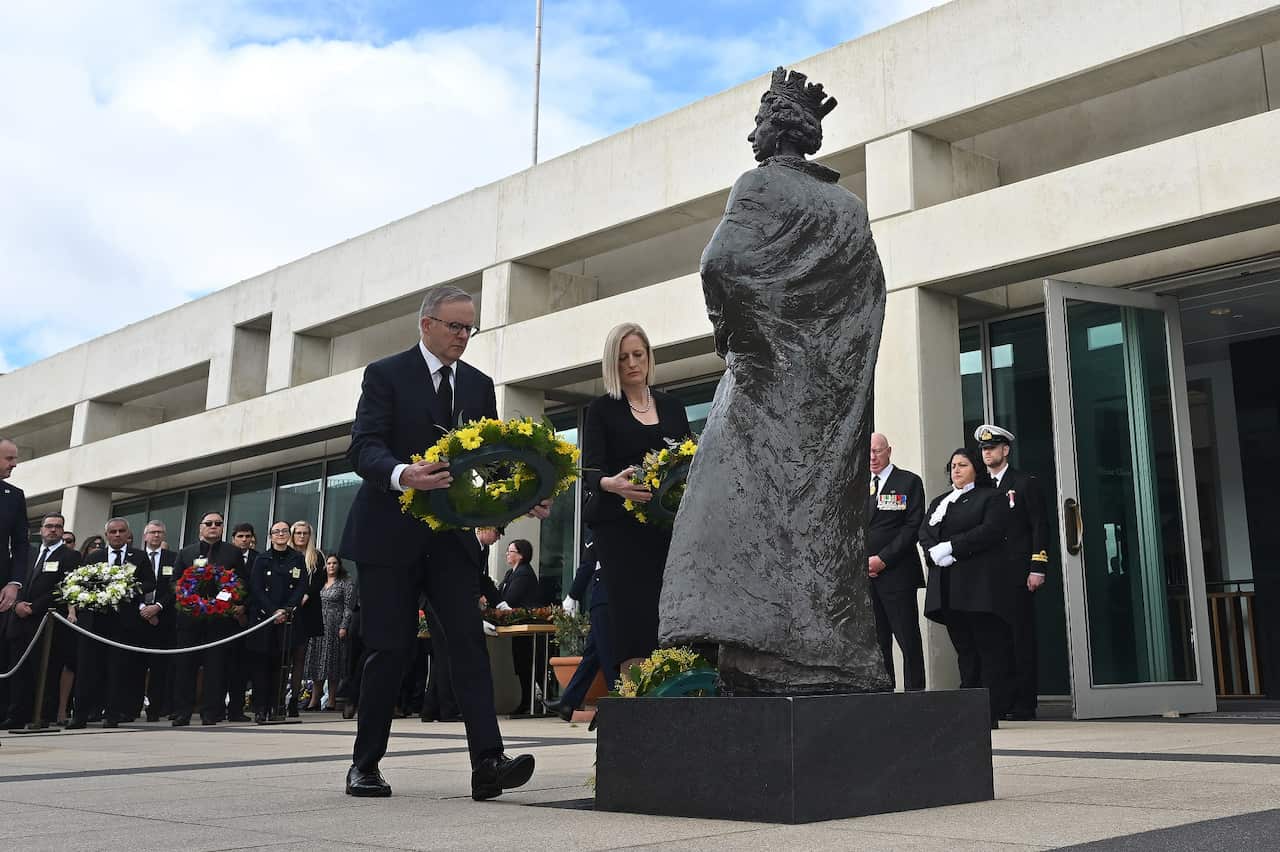 Prime Minister Anthony Albanese and Minister for Finance Katy Gallagher lay a wreath at the statue of Queen Elizabeth II at Parliament House in Canberra on 10 September 2022.