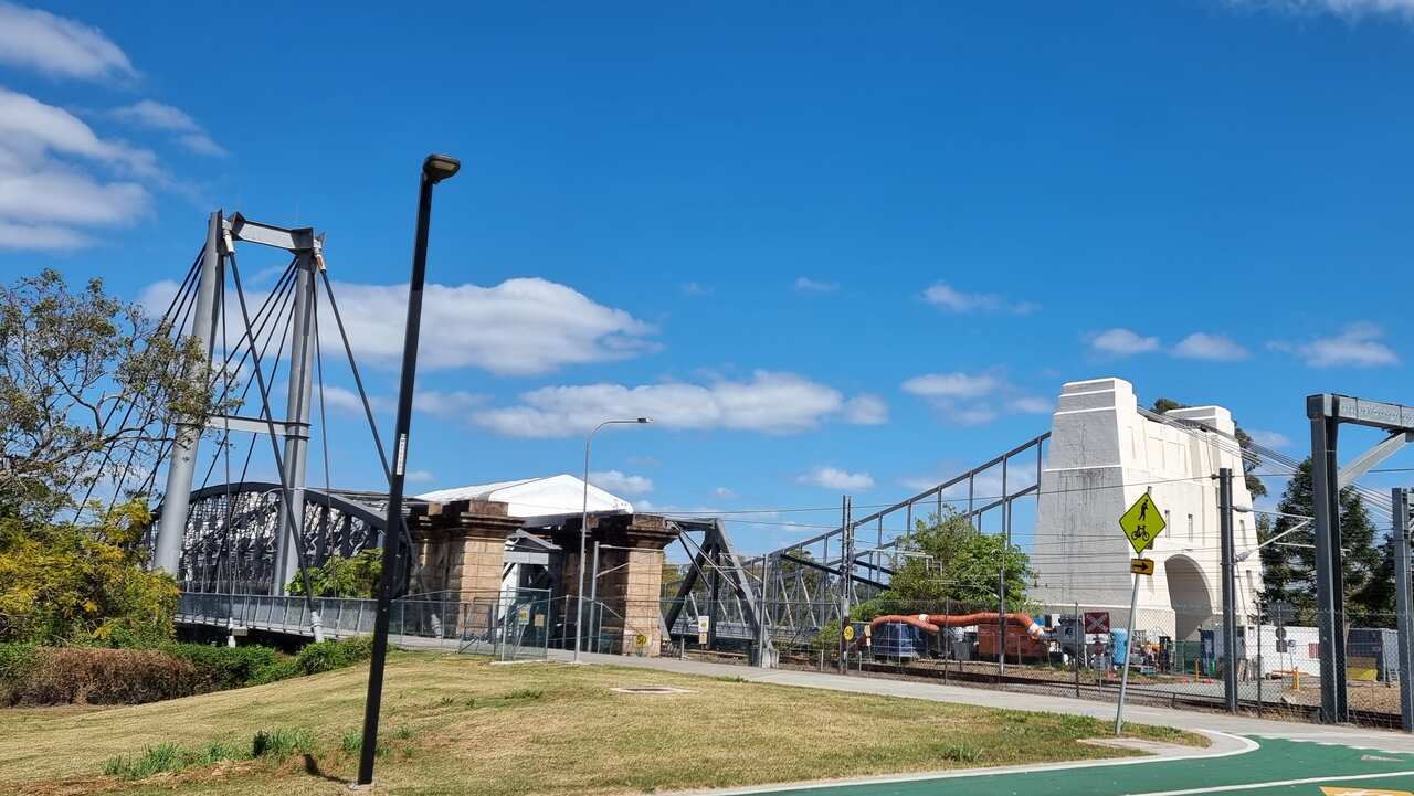 08 - (từ trái) cầu bộ hành - hai cầu xe lửa - cầu Walter Taylor.jpg