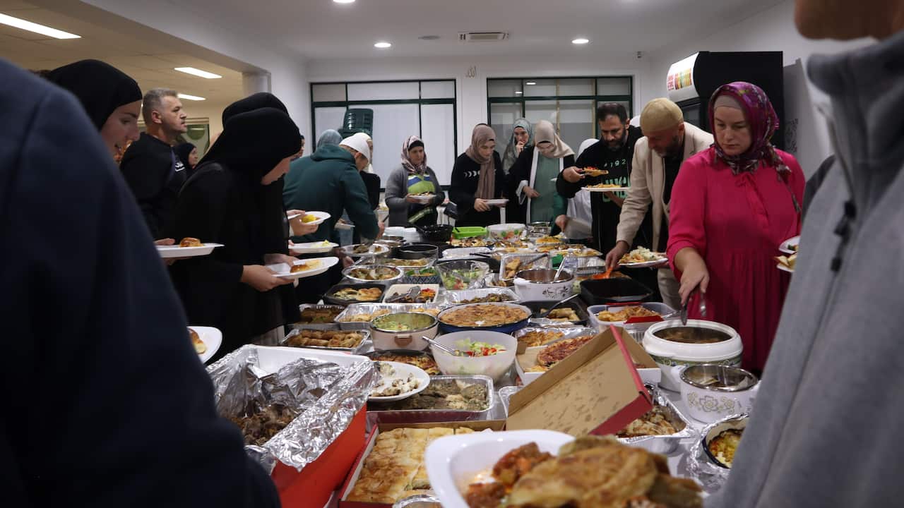 Zajednicki iftar u bosanskoj dzamiji Deer Park, Lejletul Kadr 2024. (2).jpg