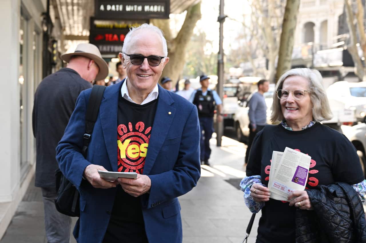 Malcolm and Lucy Turnbull hand out Yes pamphlets in Sydney.