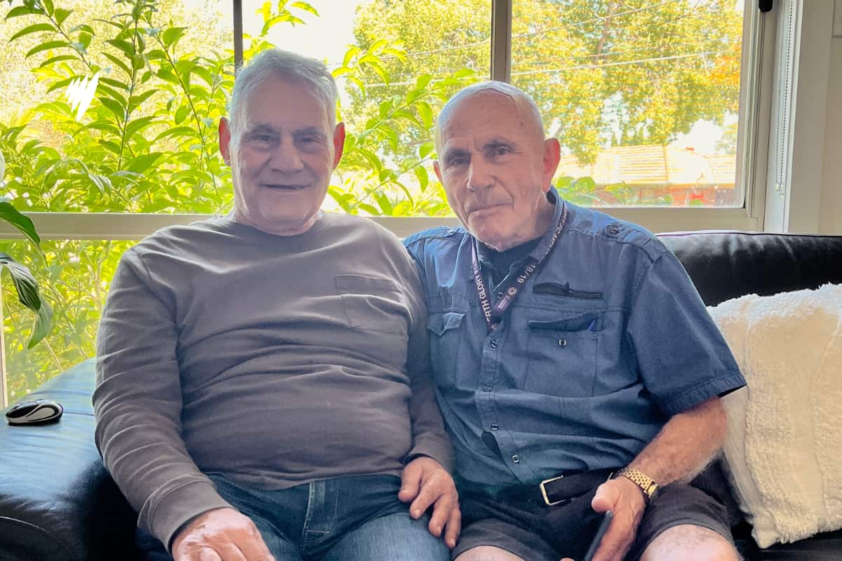 Ο Βαγγέλης Γαζέτας και ο Κλεάνθης Καρέλης, που βρέθηκαν στο ίδιο ορφανοτροφείο στην Ελλάδα