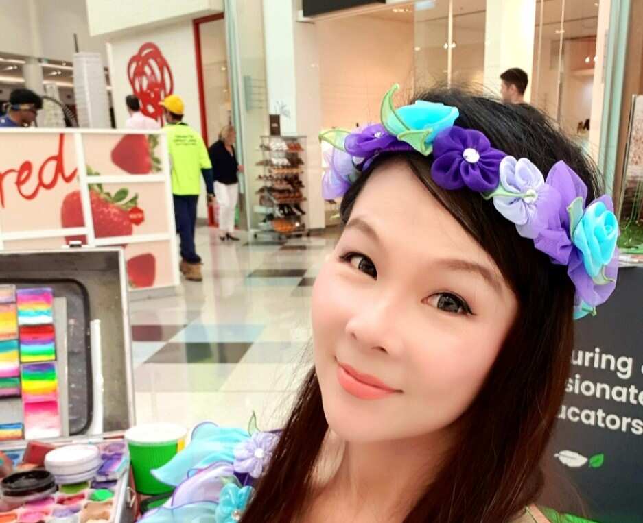 คุณจินนี่ รจนา นาสเซส์ ที่เป็นช่างเพ้นท์หน้าแฟนซีและช่างประดิษฐ์ลูกโป่งแฟนซีสำหรับเด็กๆ ในเมลเบิร์น