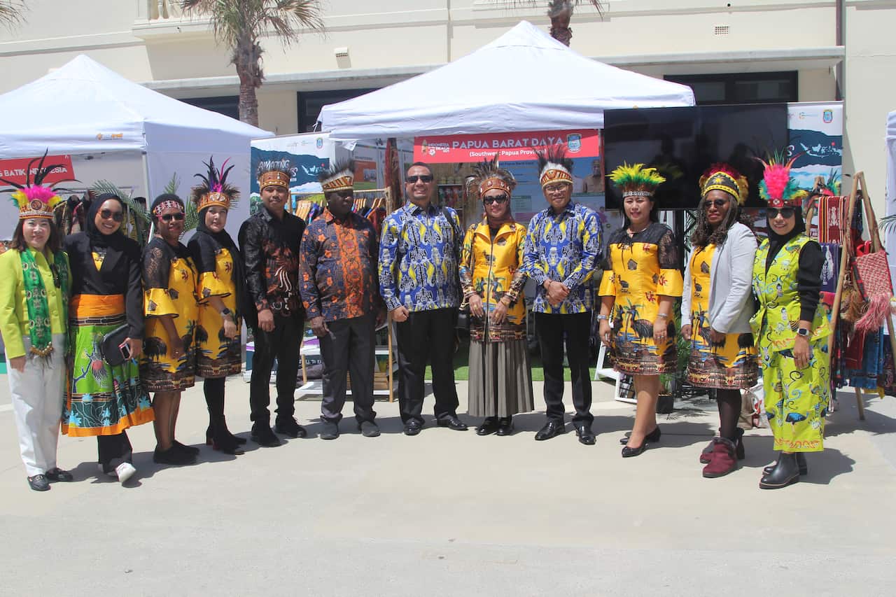 Kontingen Papua Barat Daya di Indonesia by the Beach Festival