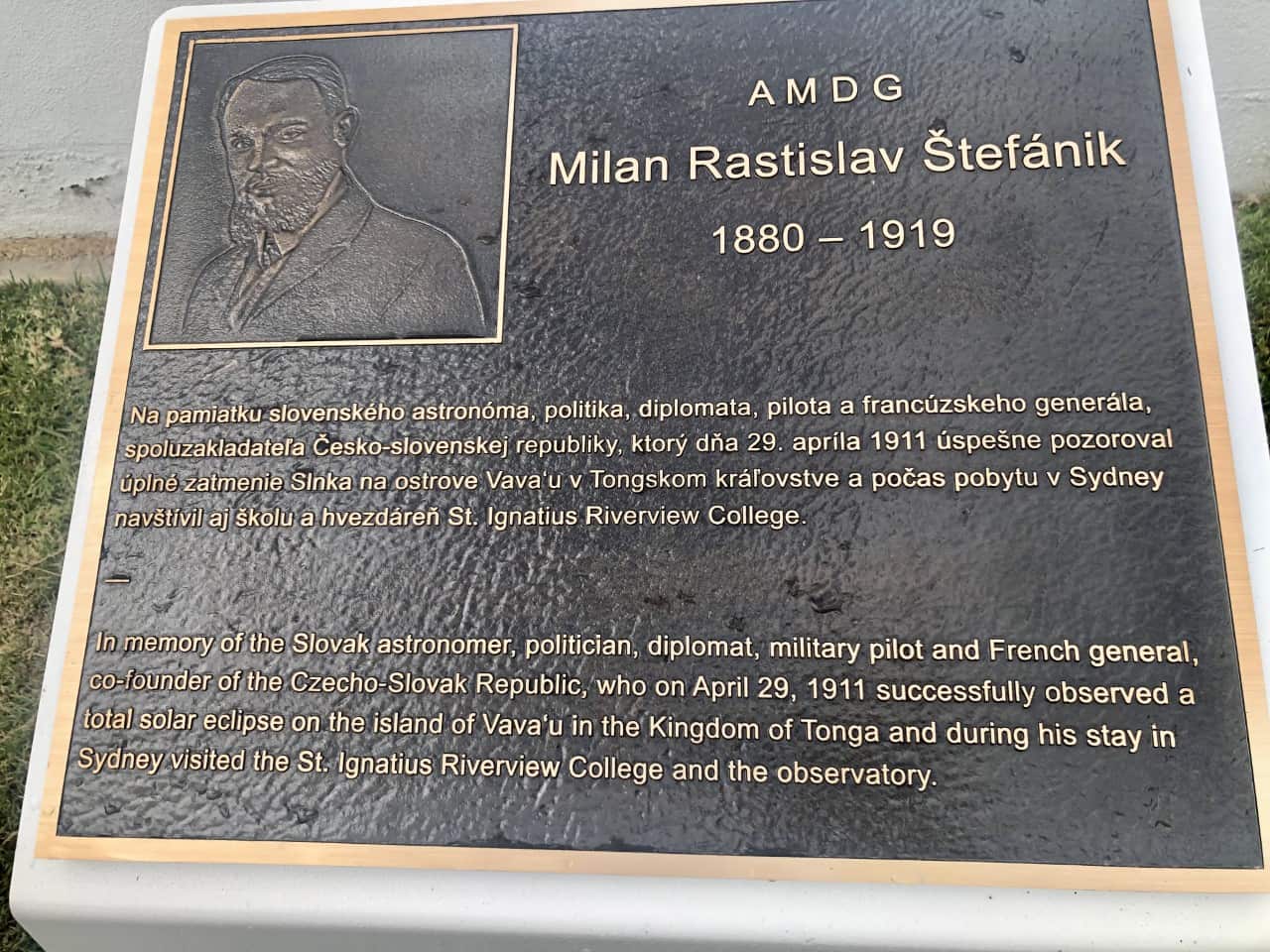 Pamätná tabuľa v areáli cirkevnej školy Sv.Ignáca v Sydneyjskom Riverview.jpg