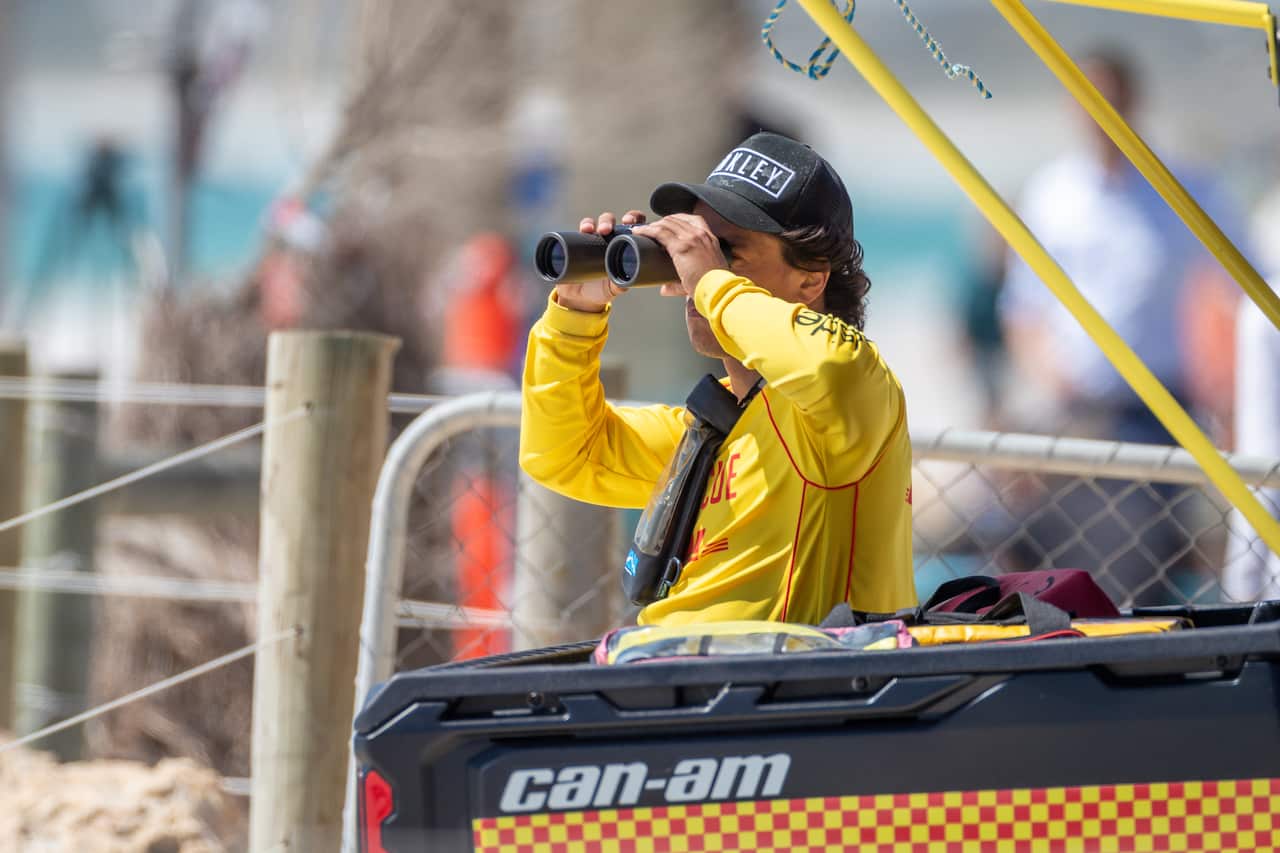 Penjaga pantai sedang memantau keadaan pantai