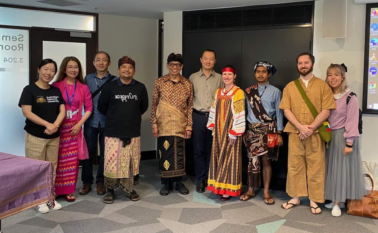 Dr. Yuri takahashi (Second left) with Co-workers and students at ANU