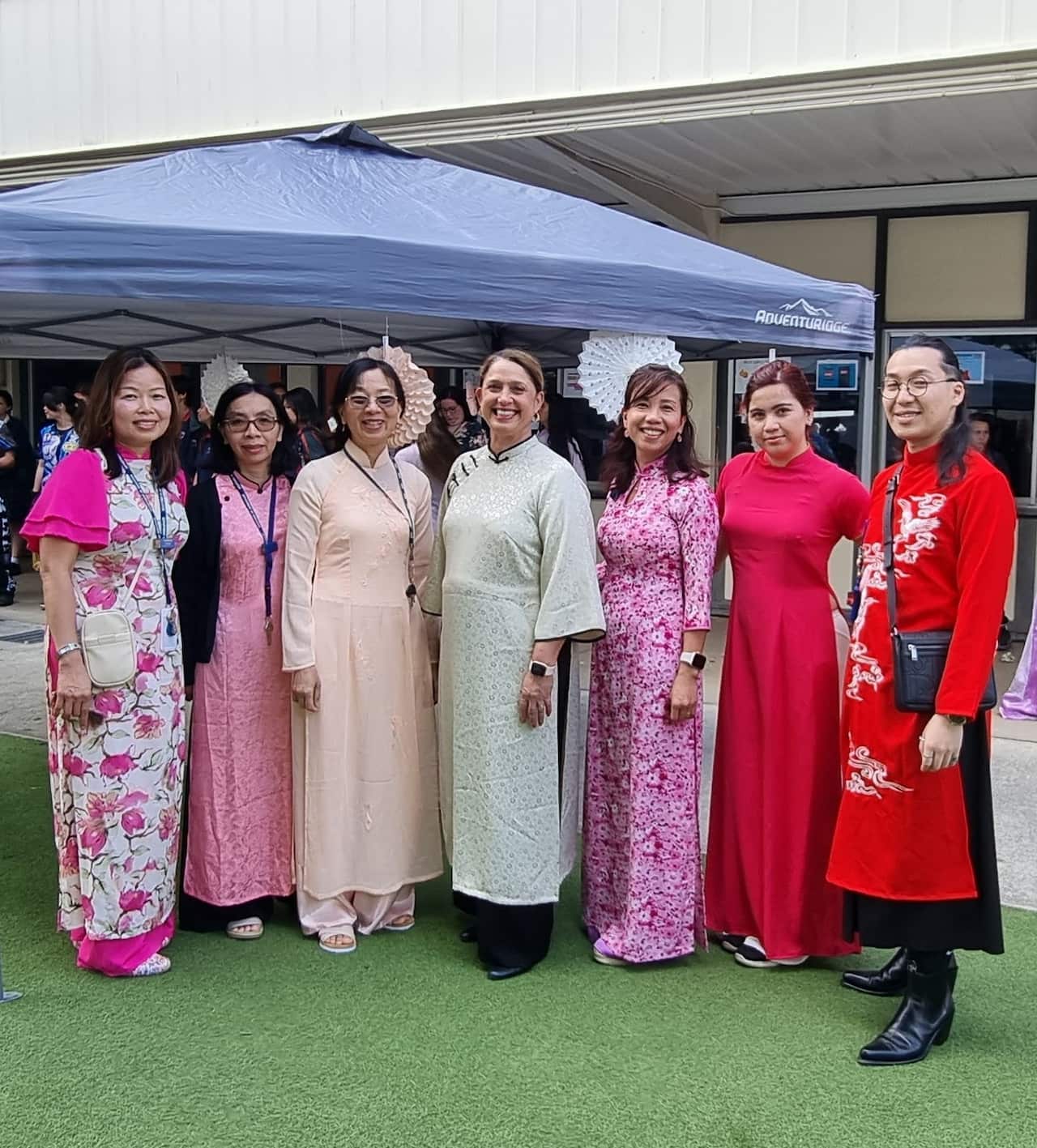 02 - Bà Hiệu trưởng Michelle Snell (áo dái trắng, đứng giữa) và các thầy cô.jpg