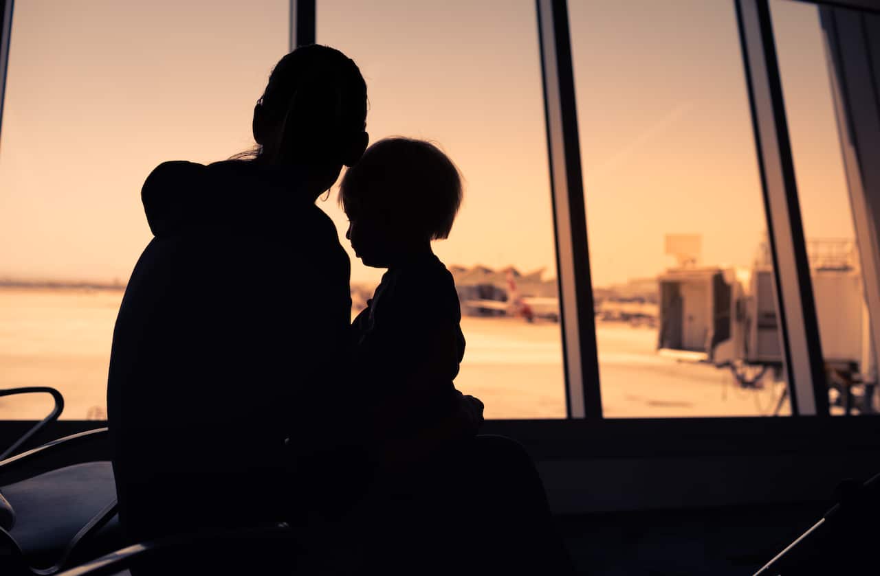mãe e filho no aeroporto