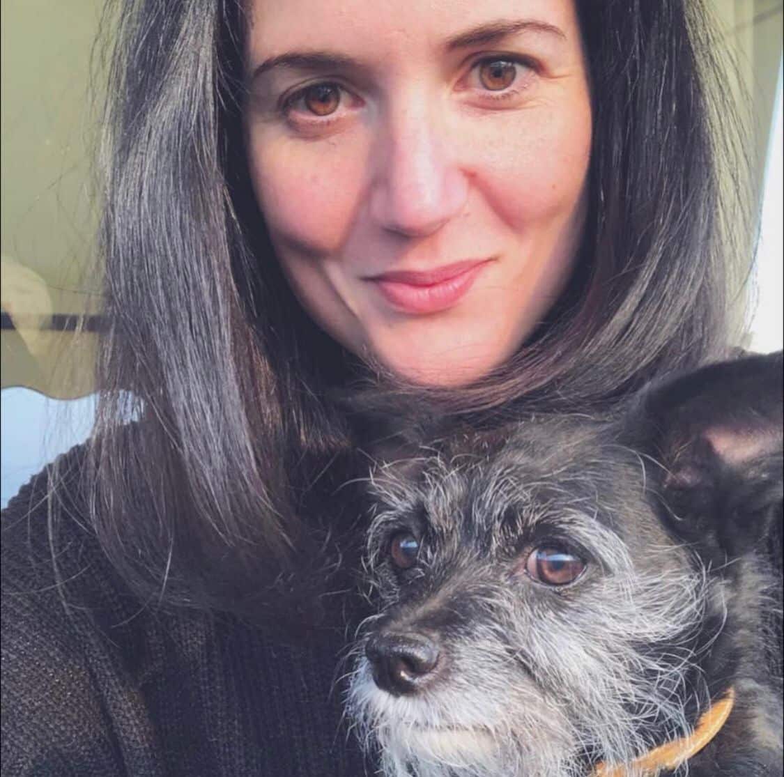 Chiara Cajelli con uno dei suoi cani.