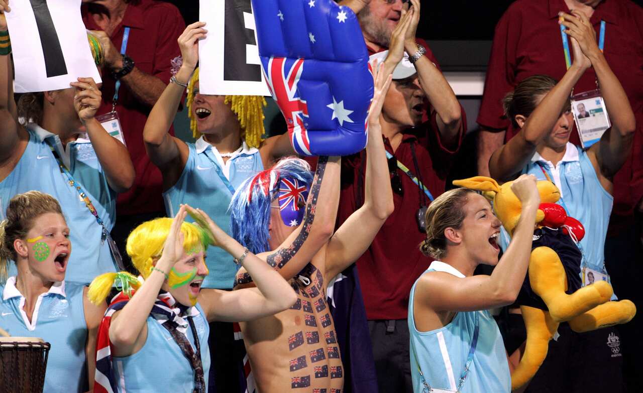 Australian fans cheers at their athletes