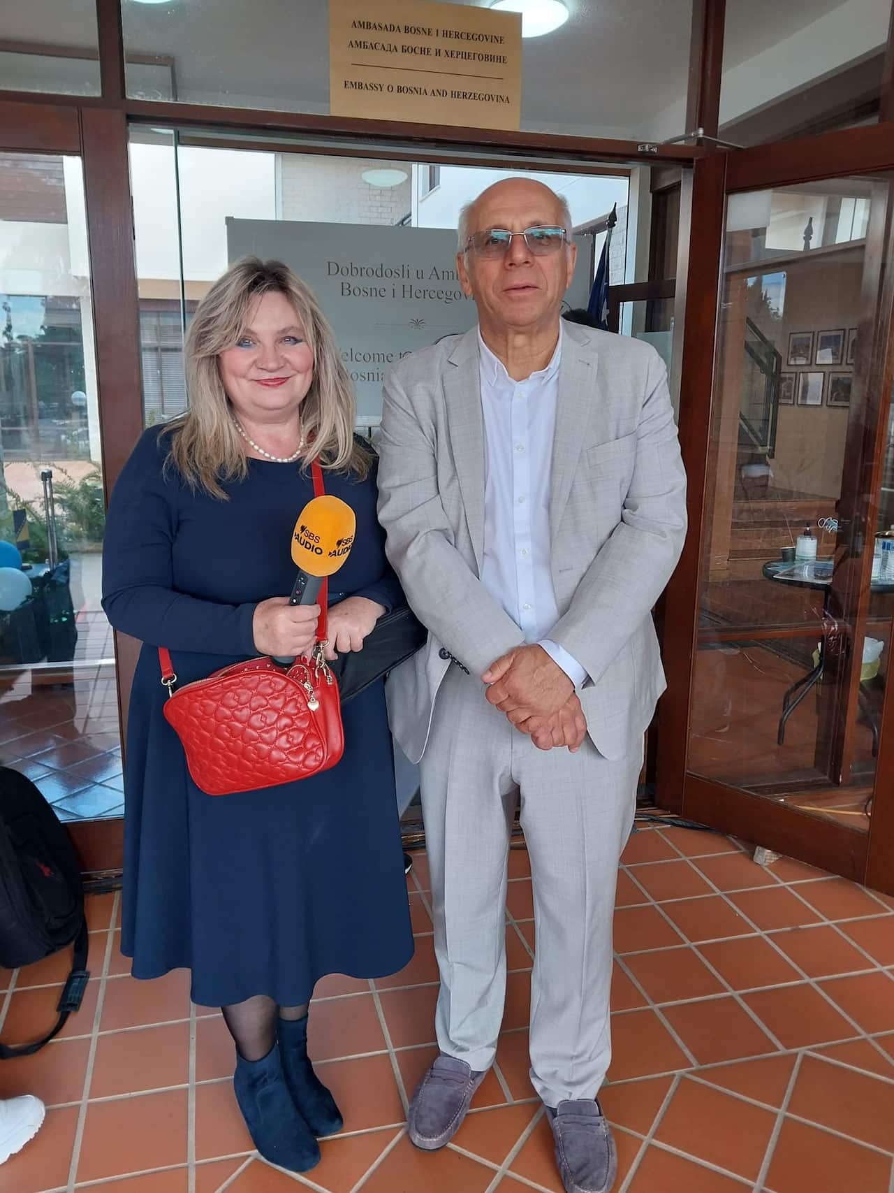 Ambasador BiH Kemal Muftić ispred zgrade ambasade u Canberri.jpg