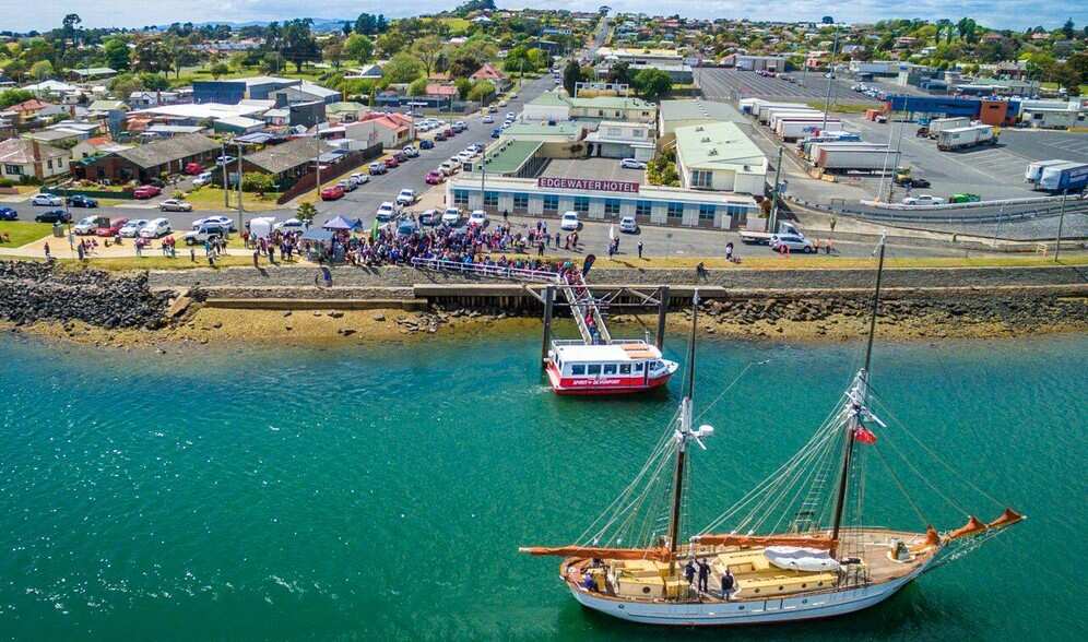 自 1855 年以來,德文港精神渡輪服務,接載乘客橫渡默西河 (Mersey River),來往東德文港 (East Devonport) 和市中心。