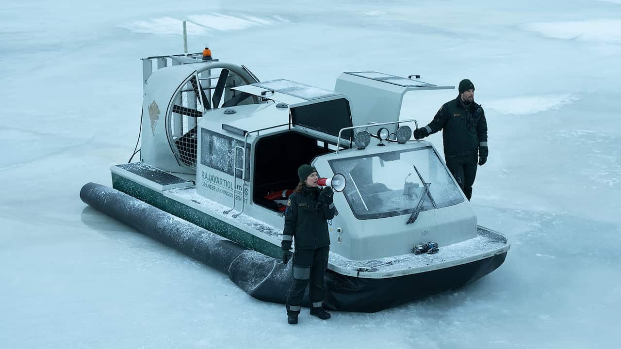 icebreaker_s01_ep1_jessicagrabowsky_mikkoleppilampi_hovercraft_bysamikuokkanen_.jpg