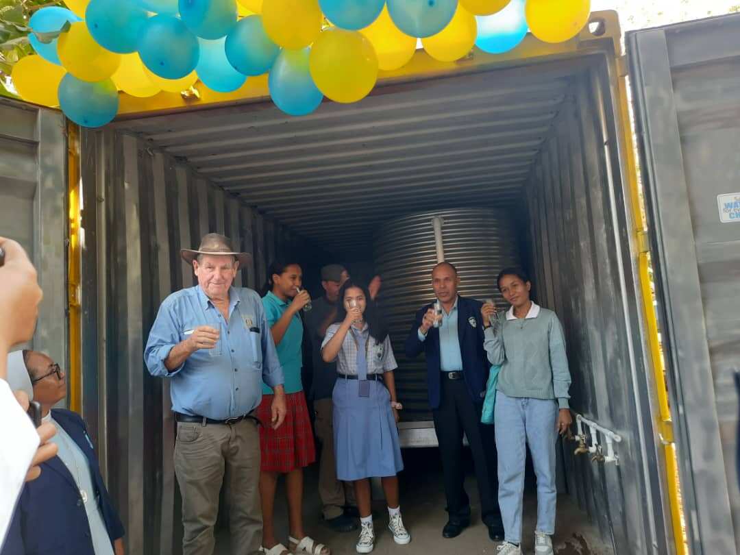 Estudante Cannosa ho Sr.Max no manorin nain sira husi eskola Cannosa nian premeira vez hemu bee filtra husi ekipamentu Skyhydrant. Foto Credit - Madre Cannosiana Timor-Leste