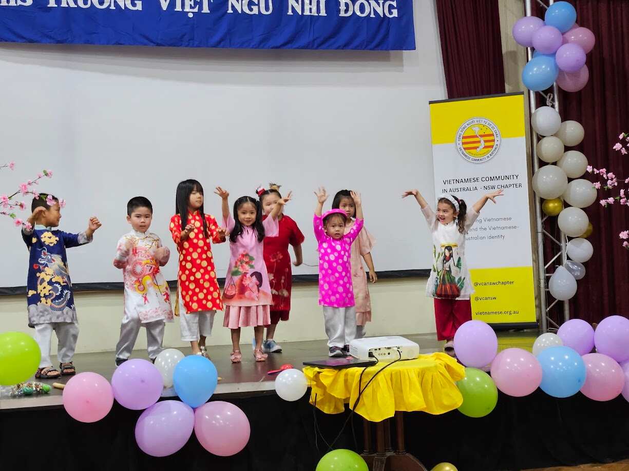 Các em nhò trong một tiết mục văn nghệ (SBS).jpg