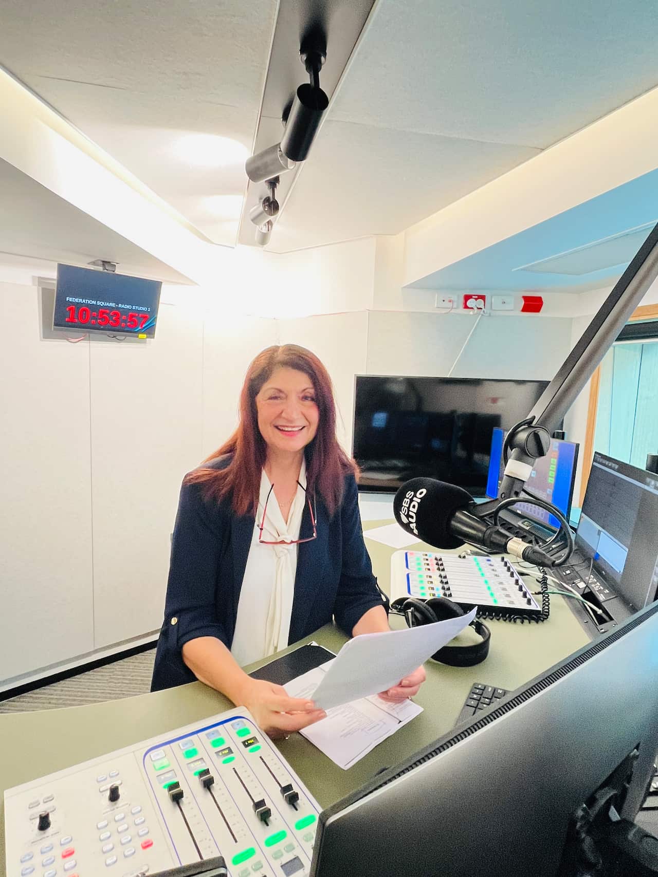 Η ηθοποιός Ελένη Τσεφαλά μιλά για την Βάσω Καλαμάρα στο στούντιο της ραδιοφωνίας SBS στη Μελβούρνη   