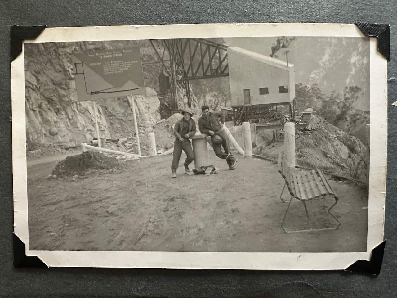 Due lavoratori italiani nel cantiere dello Snowy Mountains Hydro-Electric Scheme.