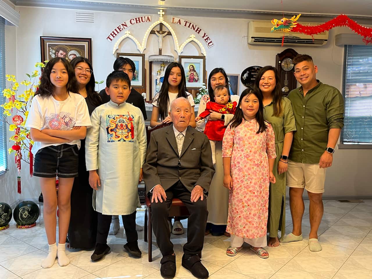 Hình ông và các cháu chắt, chút.JPG