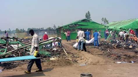 Wahanga wa mauaji ya Gatumba, wasaidiwa na wafanyakazi kuondoa miili ya jamaa zao walio uawa alfajiri ya 13 Agosti 2004..jpg