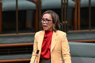 Dai Le speaking in parliament.