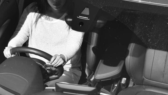 事主稱照片中她雙手均握在方向盤上。